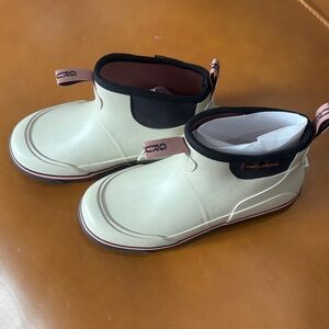 Grundens Deck Boss- women’s size 8- fog color